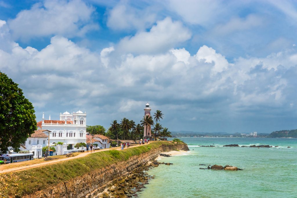 rsz_537460816_white_lighthouse_and_meeran_jumma_masjid_mosque_in_old_dutch_galle_fort_sri_lanka_in_sunny_day