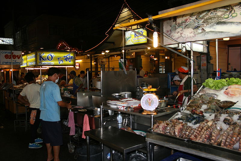 top 5 things to do in hua hin - visit the night bazaar