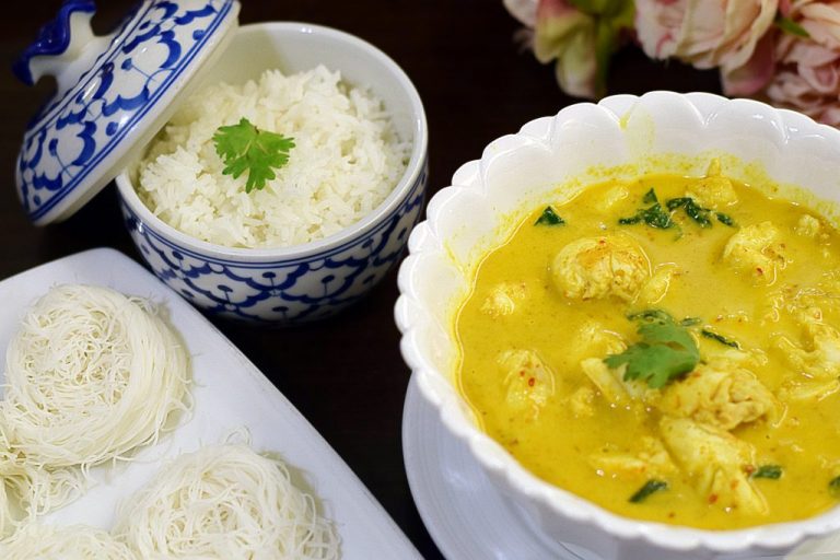 crabmeat yellow curry with rice vermicelli